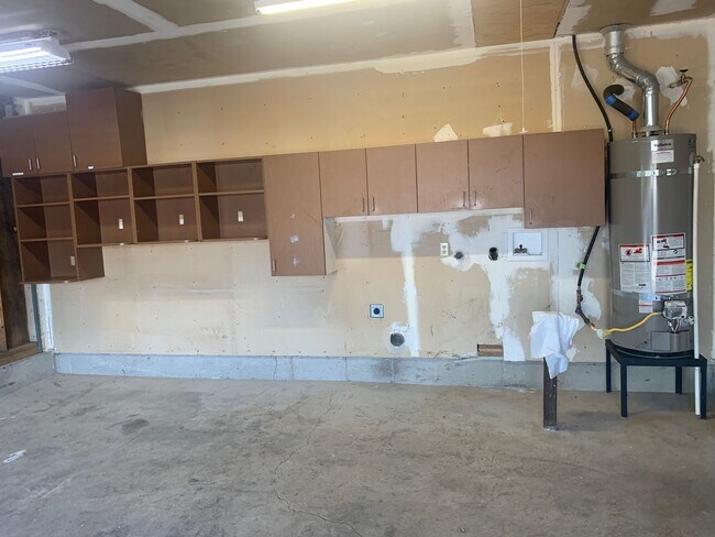 Building Photo - ***Newly Renovated Spacious and Bright 3 B...