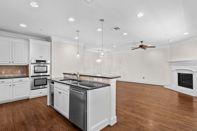 Building Photo - Luxury Highland Park Living