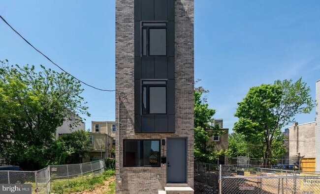 Building Photo - 1518 N Darien St