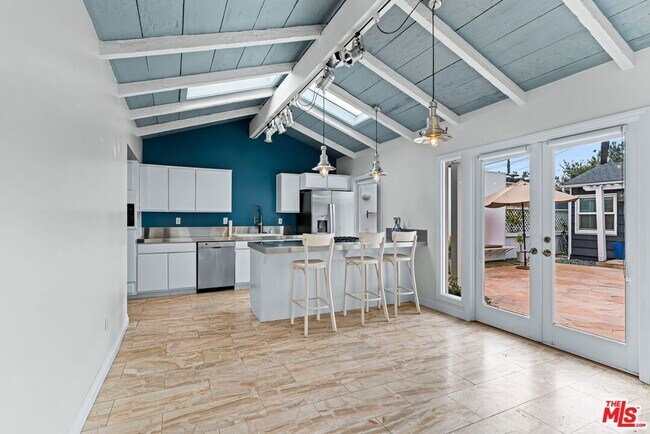 Building Photo - 8176 La Jolla Shores Dr