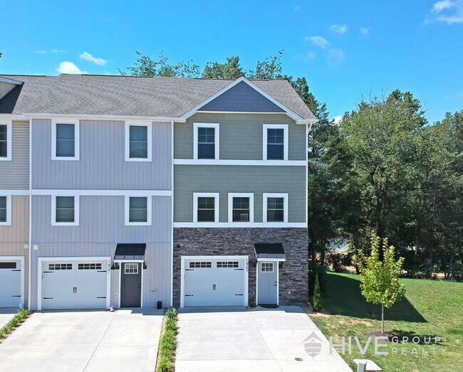 Building Photo - Beautiful End-Unit Townhouse with Pond Vie...