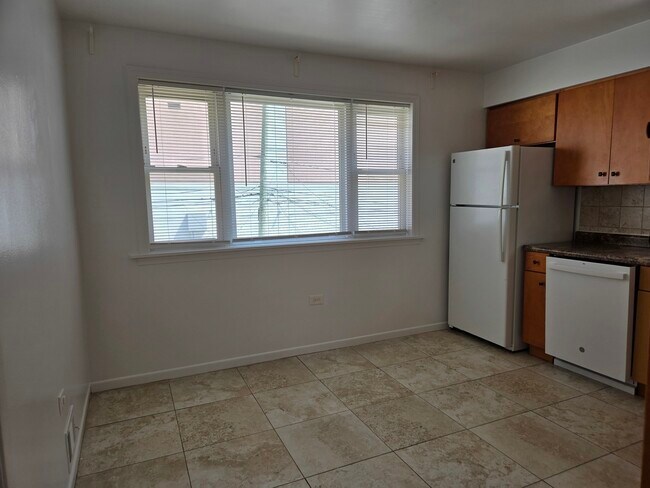 Building Photo - 6039 N Artesian Ave