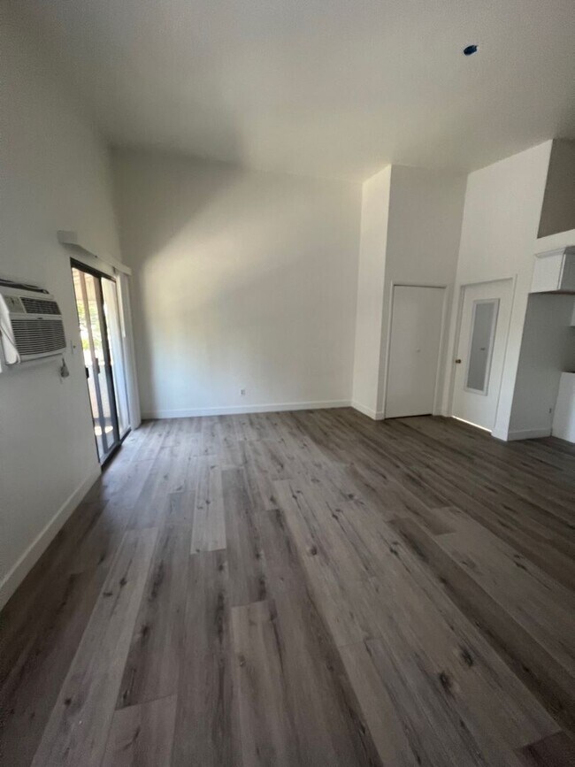 Building Photo - 6506 Balboa Blvd