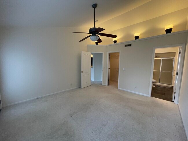 Building Photo - 2460 Fountain Pl