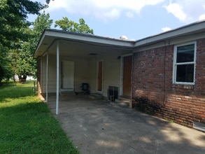 Building Photo - 713 Sorrells Dr