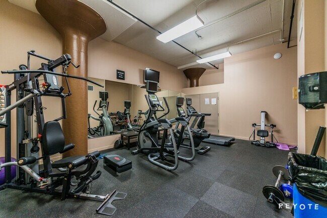 Building Photo - 1224 W Van Buren St