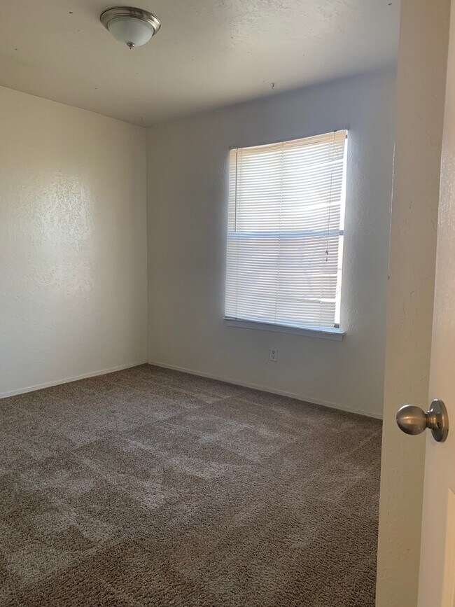 Building Photo - 1011 Meadowlark Ct SE