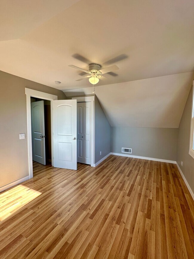 Building Photo - Beautiful 3 bedroom 3 bath Two Story House