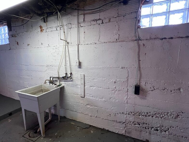 Building Photo - 610 Short St