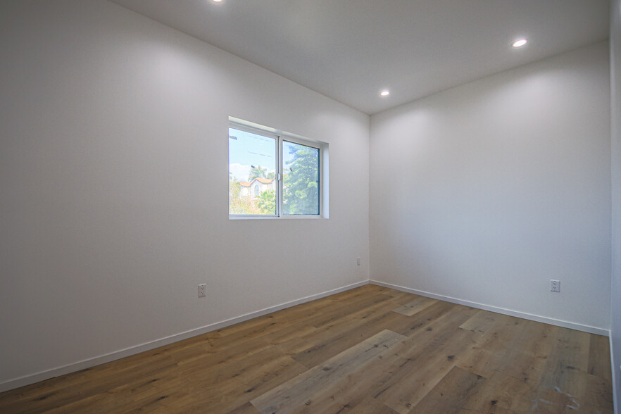 Building Photo - 121 S Coronado St
