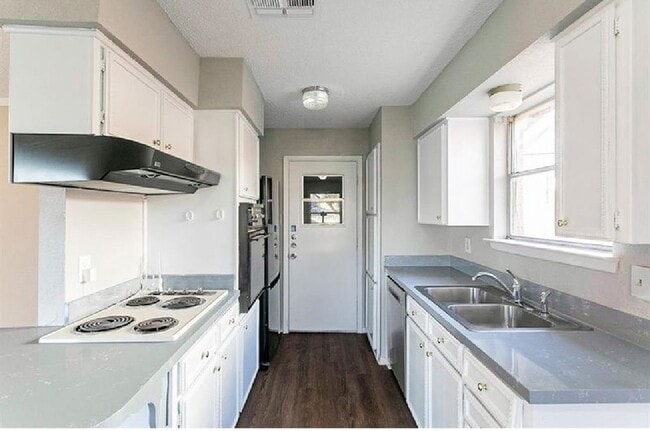 Building Photo - 913 Henslee Dr