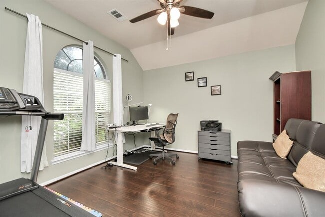 Building Photo - 2103 Breezeway Ln
