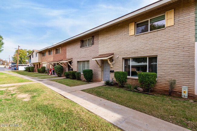 Building Photo - 1586 West Campbell Ave