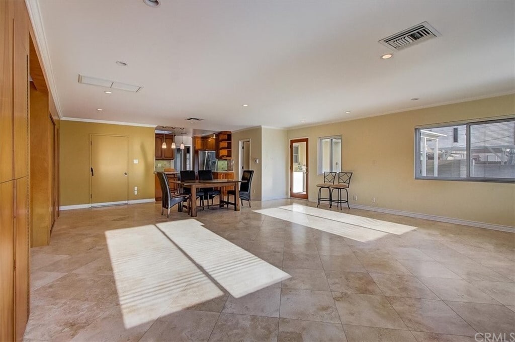https://my.matterport.com/show/?m=jzeRU6tT8Ln - 1331 N Lincoln St