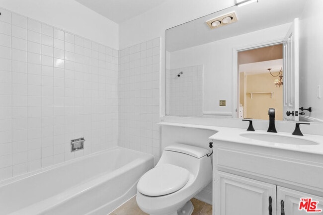 Building Photo - 1561 Palisades Dr