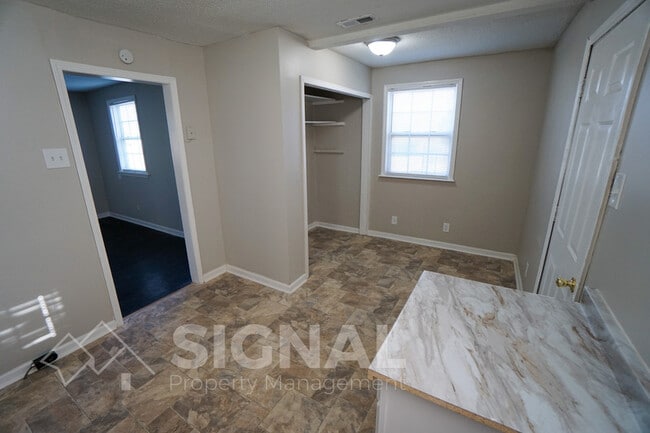 Building Photo - 581 Seminole Cir