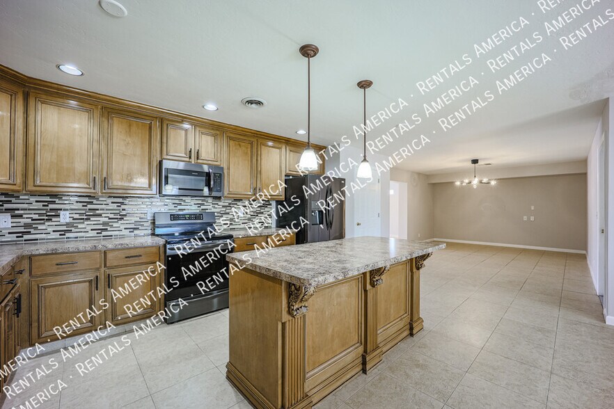 Building Photo - 614 N 74th St
