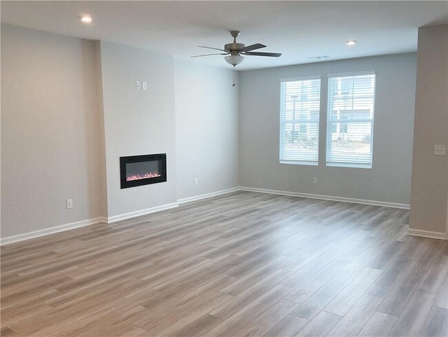 Building Photo - 495 Crown Dr