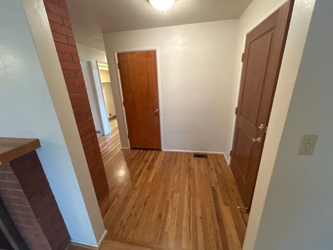 Building Photo - HALF OFF FEBRUARY RENT! 3 Bedroom 1.5 Bath in Desirable NW Corvallis