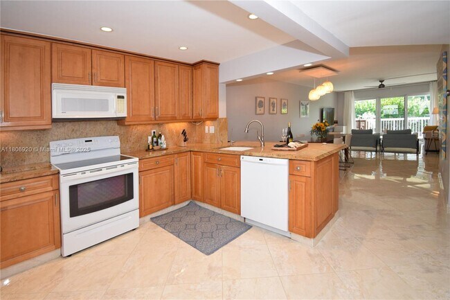 Building Photo - 1069 Hillsboro Mile