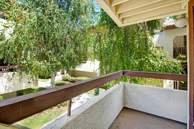 Building Photo - Santa Clarita 3/Bed, 2/Bath Condo!