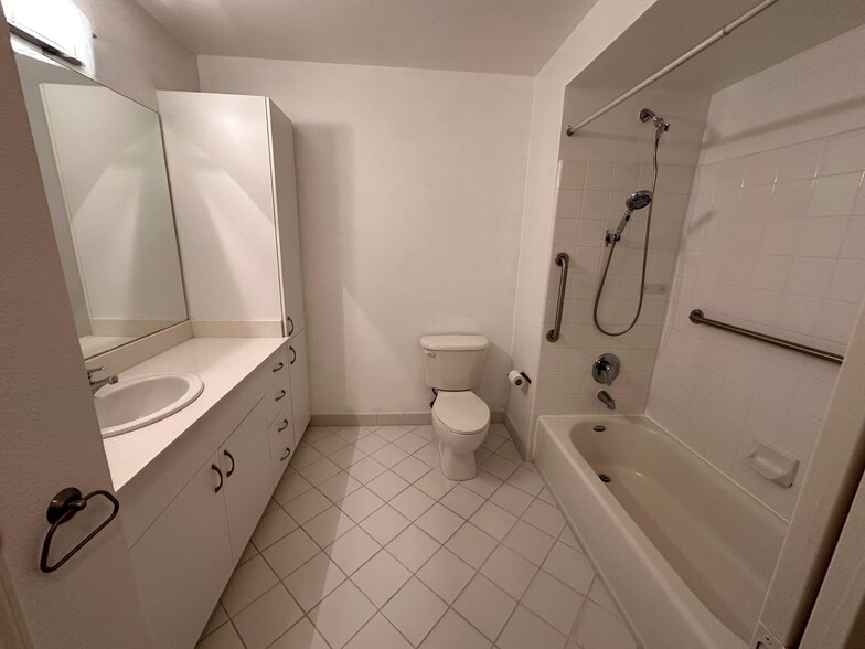 Primary Photo - 8300 Oceanview Ter