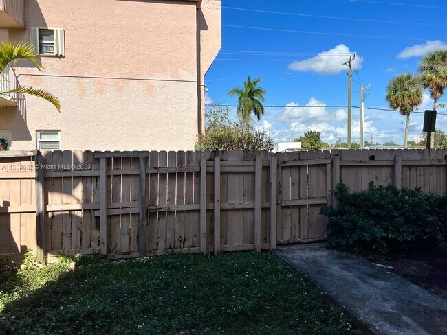 Building Photo - 810 SW 105th Ave