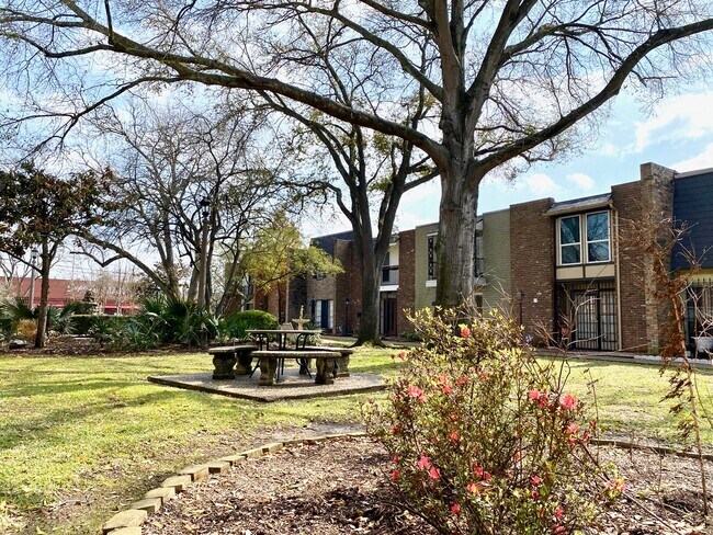 Building Photo - 1259 Blalock Rd