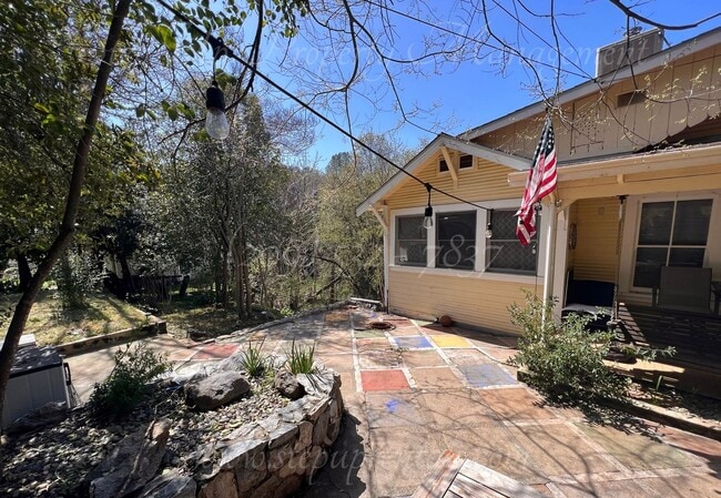 Building Photo - Charming 2 Bedroom 2 Full Bathroom Home Near Downtown Sonora!