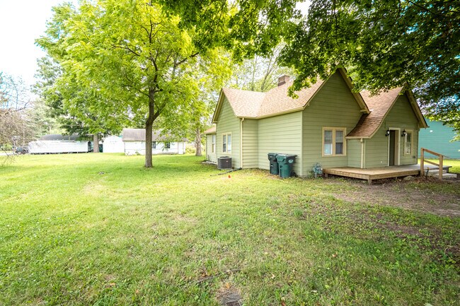 Building Photo - 433 N Randall St