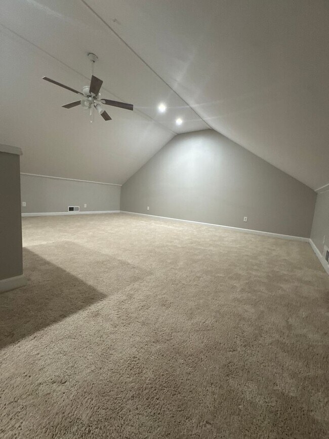 Building Photo - Spacious and inviting 3-bedroom