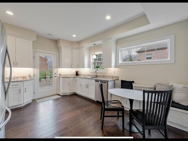 Building Photo - 3 Bedroom semi furnished Duplex type House in Imperial