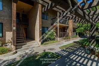 Building Photo - Condo with Pool, Washer & Dryer, Hardwood ...