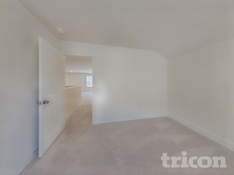 Building Photo - 45 Mayhaw Pt