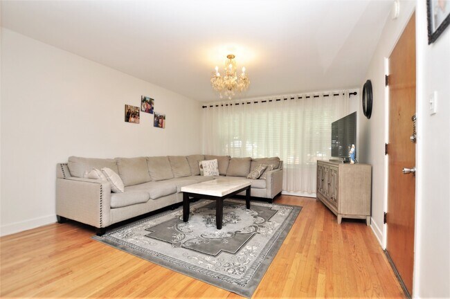 Building Photo - 2639 W Balmoral Ave