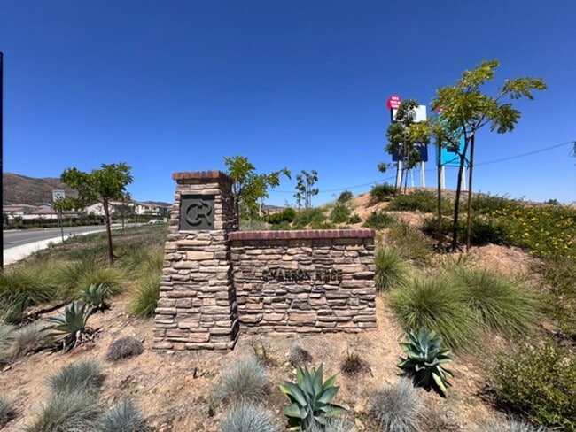 Building Photo - Spacious 5BD/3BA Home with Loft, Solar & B...