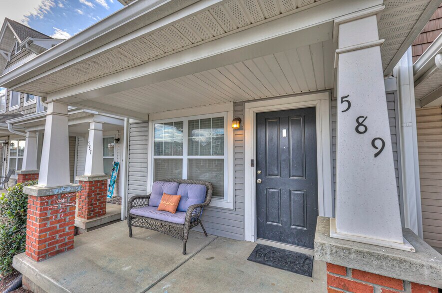 Building Photo - 589 Bradburn Village Cir