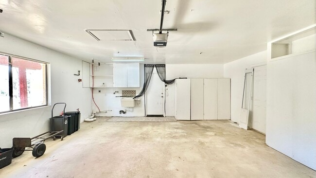 Building Photo - Wonderful Single Story Ranch Style Home on Sprawling Country Property in Vista!