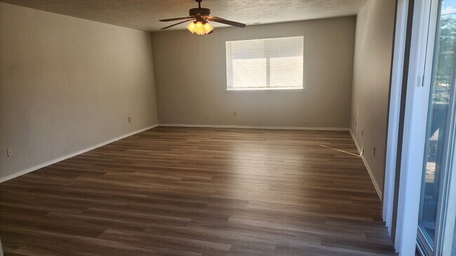 Building Photo - 3 bed, 2 bath - Spacious upstairs duplex o...