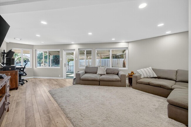 Building Photo - 1570 NE 30th Pl