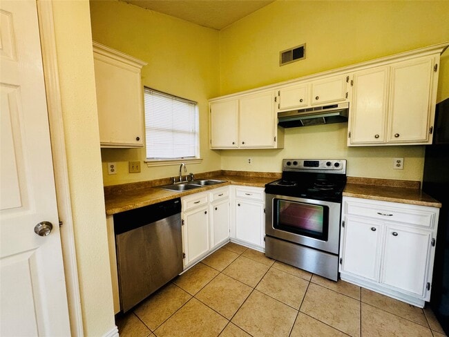 Building Photo - 17118 Amber Ridge Dr