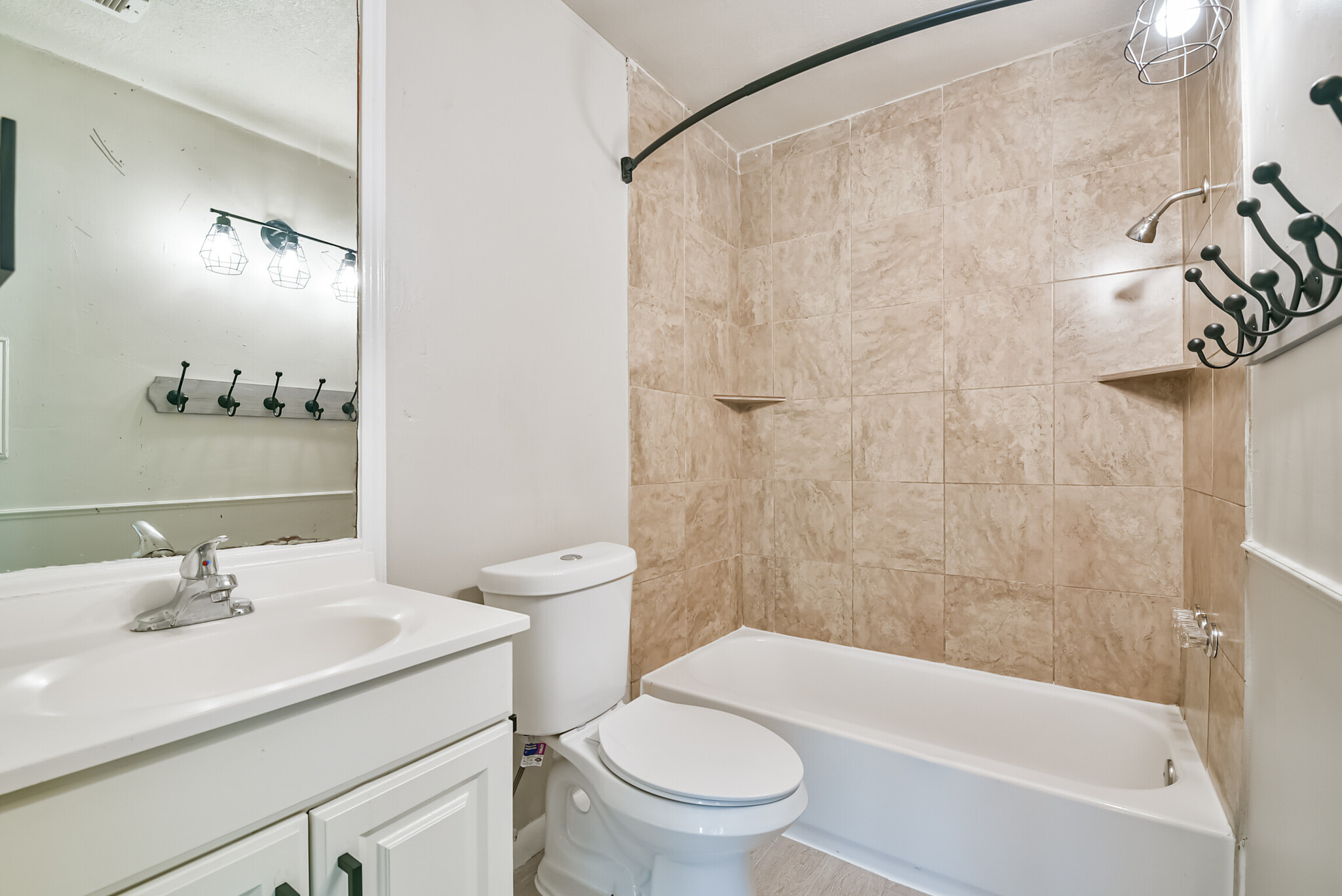 Unit 1 Bathroom - 5017 Boicewood St