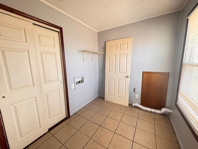 Building Photo - 3 bed, 1 bath