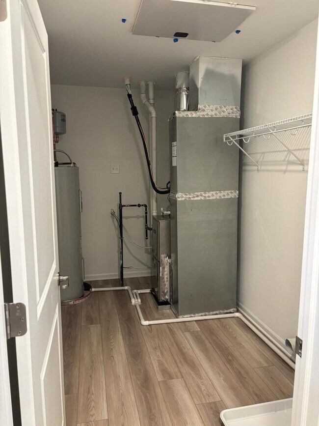 Building Photo - 450 Hathaway Ln