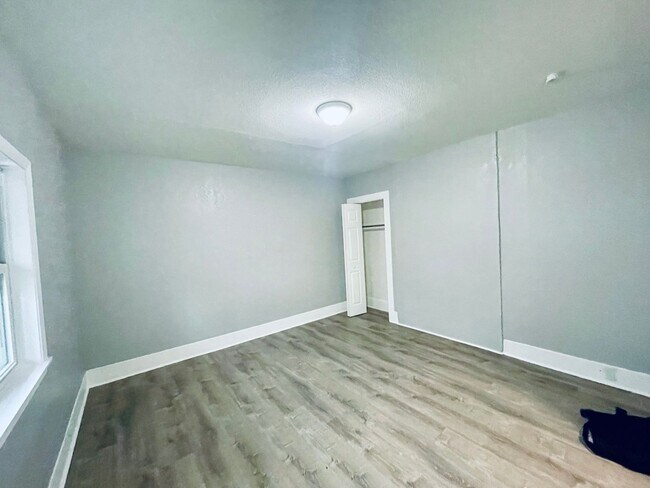 Building Photo - Experience Elevated Living in the Heart of Mt. Washington!