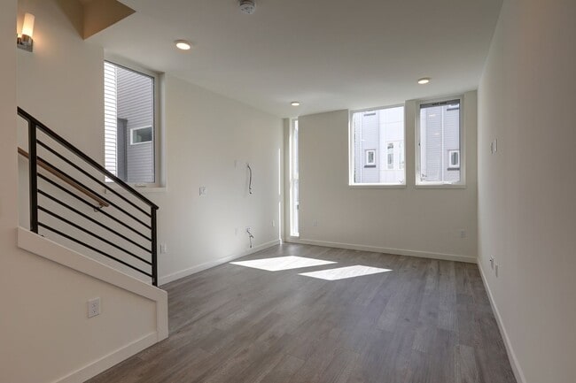 Building Photo - Stylish Capitol Hill Townhouse Living | 2 Bed + Den + Rooftop