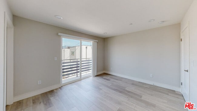 Building Photo - 953 N Mariposa Ave