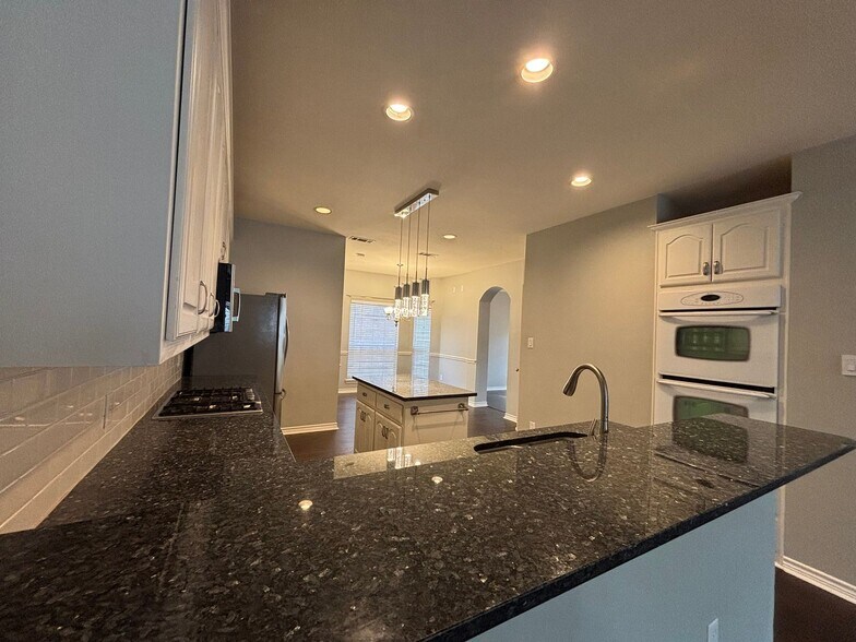 Building Photo - 10640 Line Berry Ln