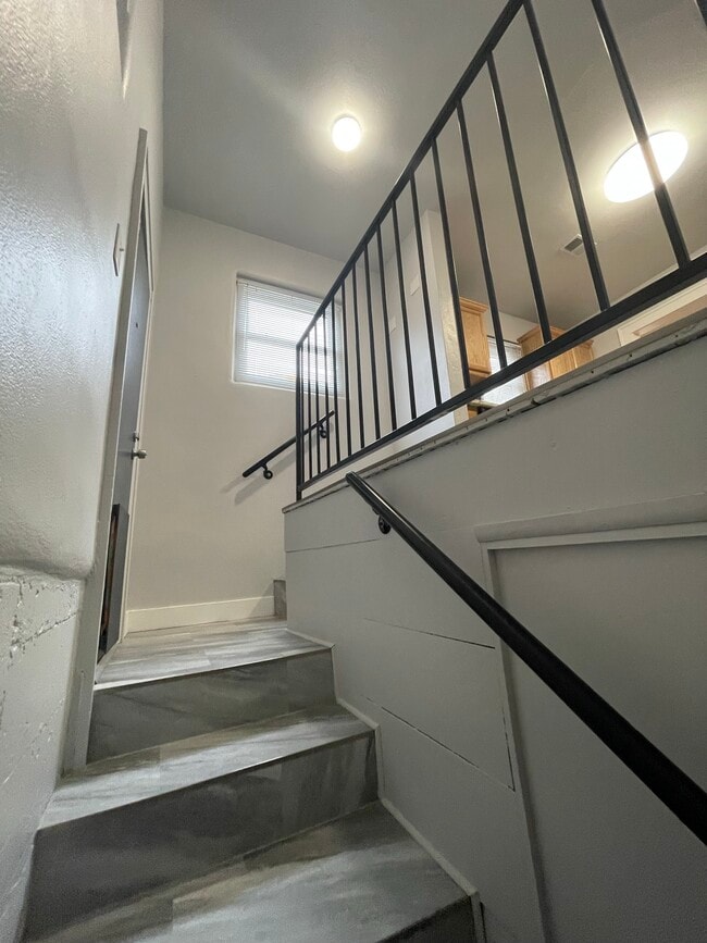 Building Photo - 405 Vassar Dr SE