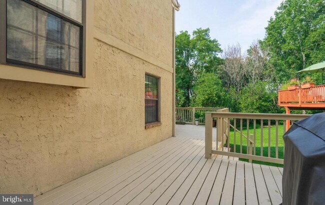 Building Photo - 2074 Yorktown S
